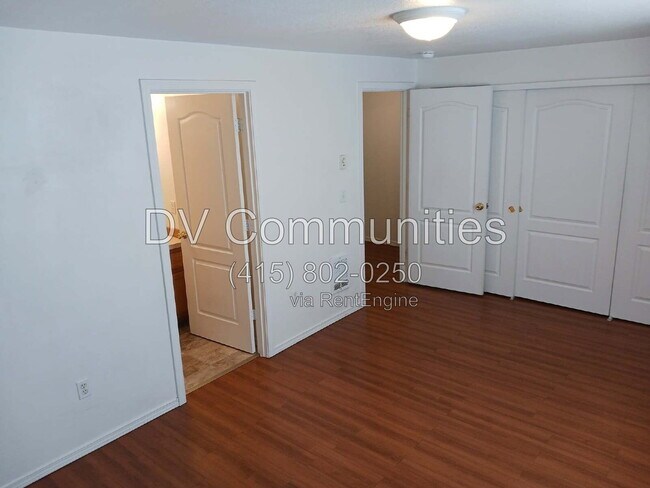Building Photo - 2521 NW Cedar Ave