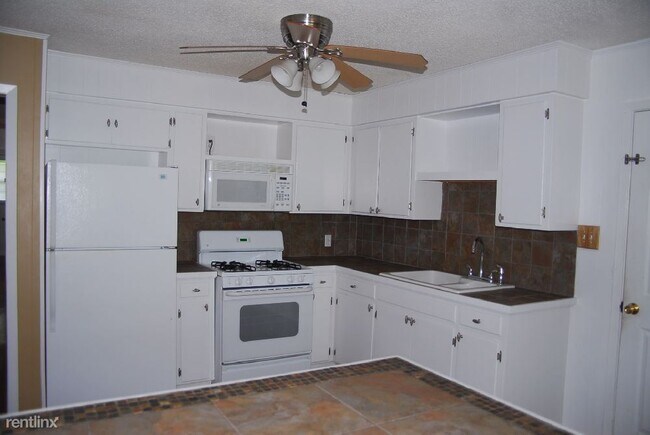 Building Photo - 124 Deanna St