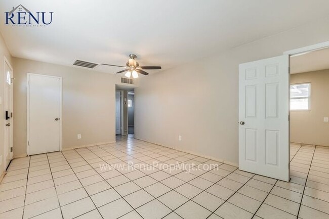 Building Photo - AVAILABLE NOW FOR A SELF GUIDED TOUR! Appl...