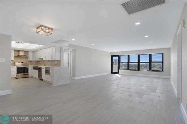 Building Photo - 3200 Port Royale Dr N