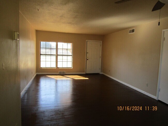 Building Photo - Freshly Painted/New Flooring Home!!