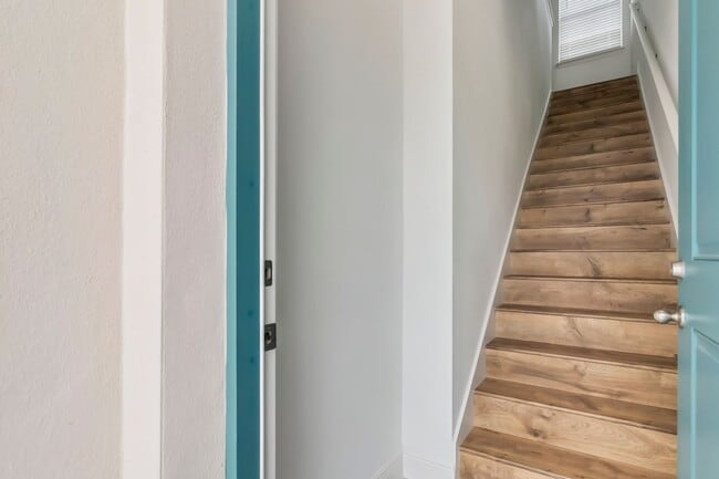 Foto del edificio - Beautiful Brand New 1/1 Garage Apartment i...