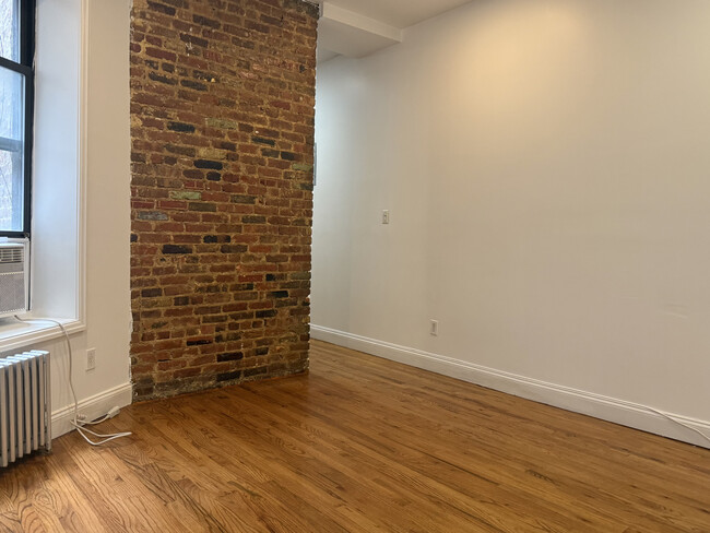 Building Photo - 215 E 4th St