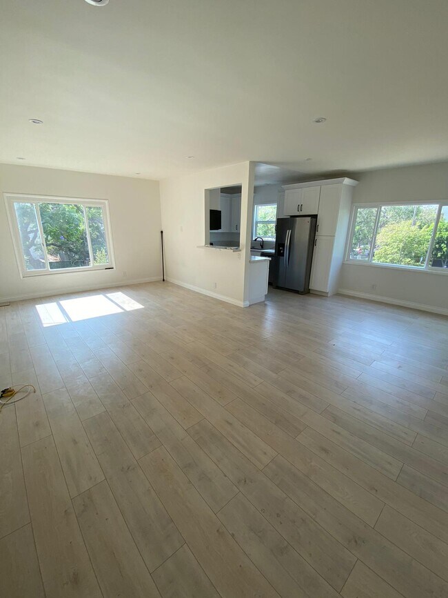Building Photo - 333 N Oakhurst Dr