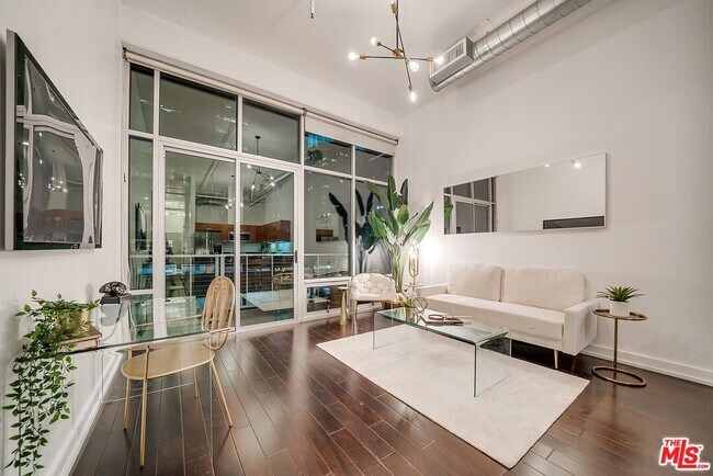 Foto del edificio - 645 W 9th St