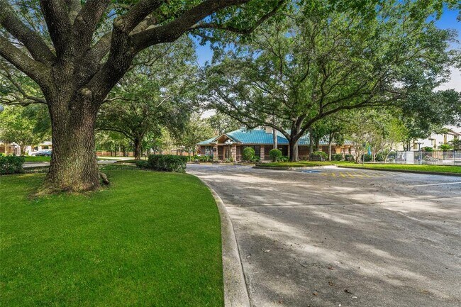 Building Photo - 2815 Kings Crossing Dr