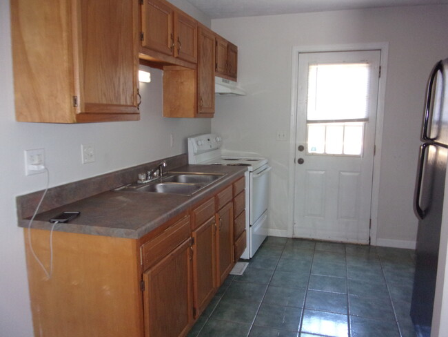 kitchen - 122 Oakwood Rd