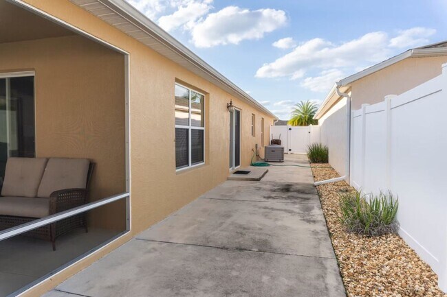 Building Photo - M2453 Violet (VCSC/M10)