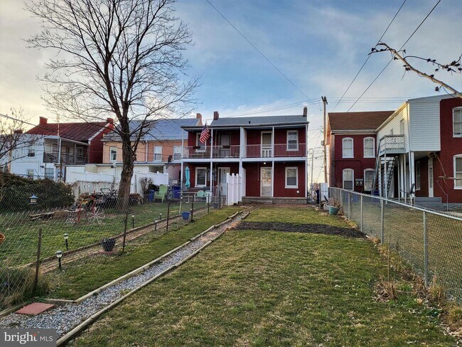 Building Photo - 248 N Mulberry St