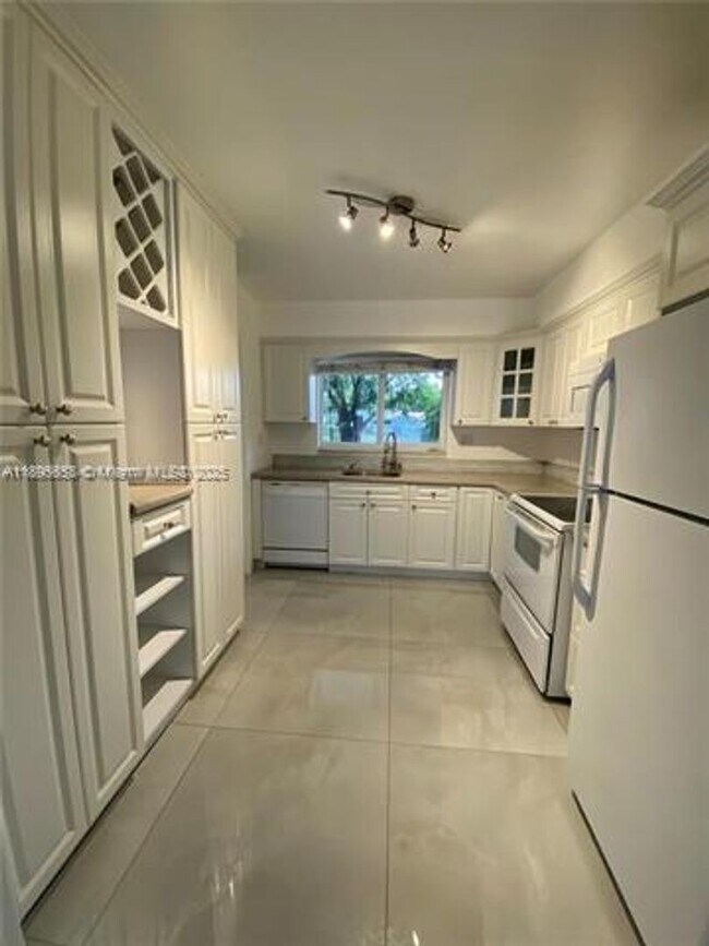 Foto del edificio - 2155 NE 122nd St