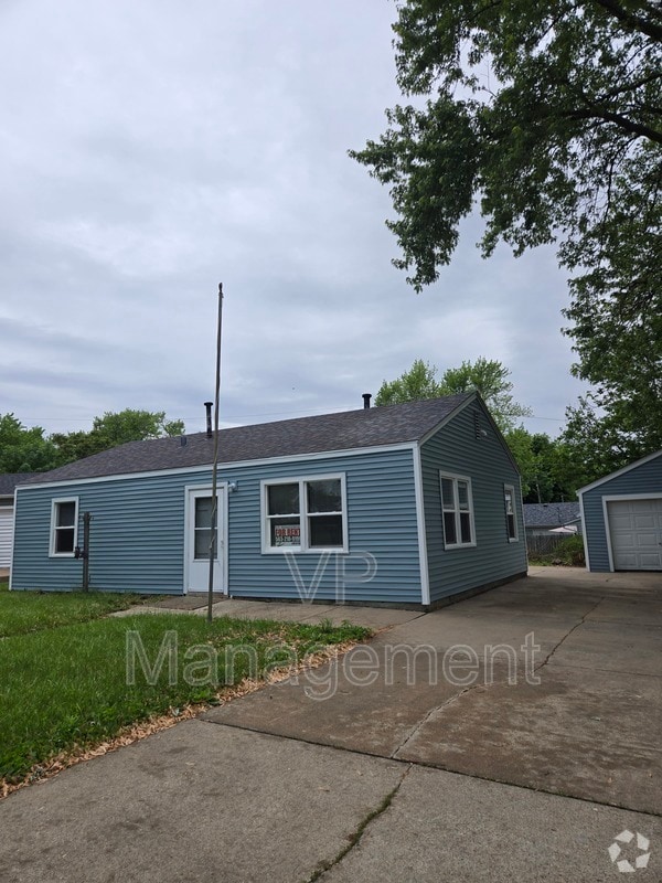 Building Photo - 7420 N Oak St