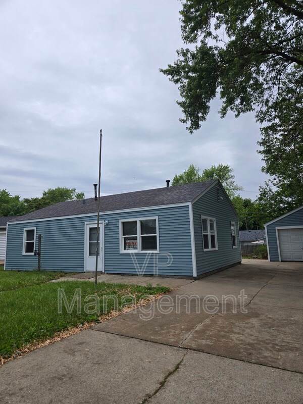 Primary Photo - 7420 N Oak St