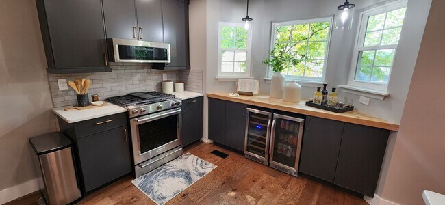 Building Photo - Gorgeous, completely remodeled LAKEFRONT h...