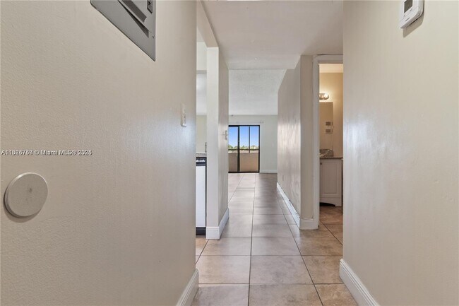 Foto del edificio - 880 NE 207th Terrace