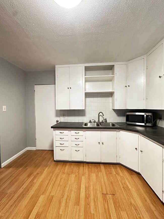 Building Photo - One Bedroom | One Bath The Dalles