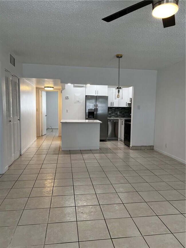 Foto del edificio - 701 Pine Dr