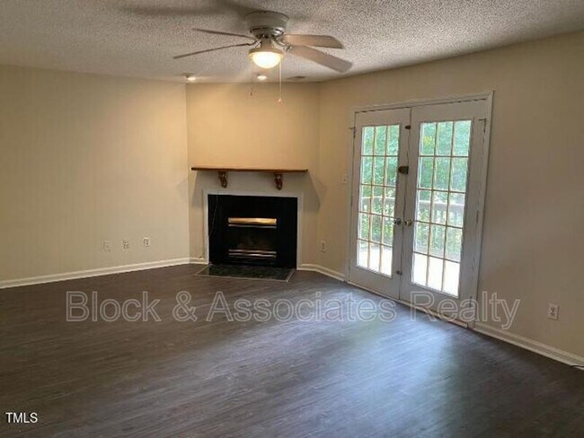 Foto del edificio - 553 Darby Glen Ln
