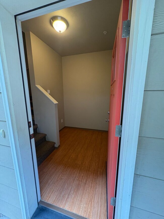 Building Photo - 2 Bedroom 1 1/2 Bath Close to campus on 14th & Patterson