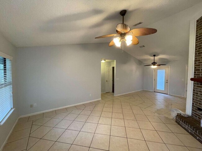 Foto del edificio - 215 Woodbridge Rd