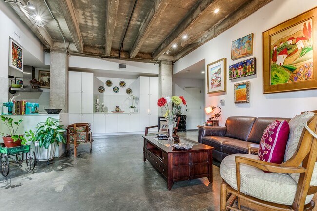 Foto del edificio - FANTASTIC 2-BEDROOM KING WILLIAM CONDOMINIUM