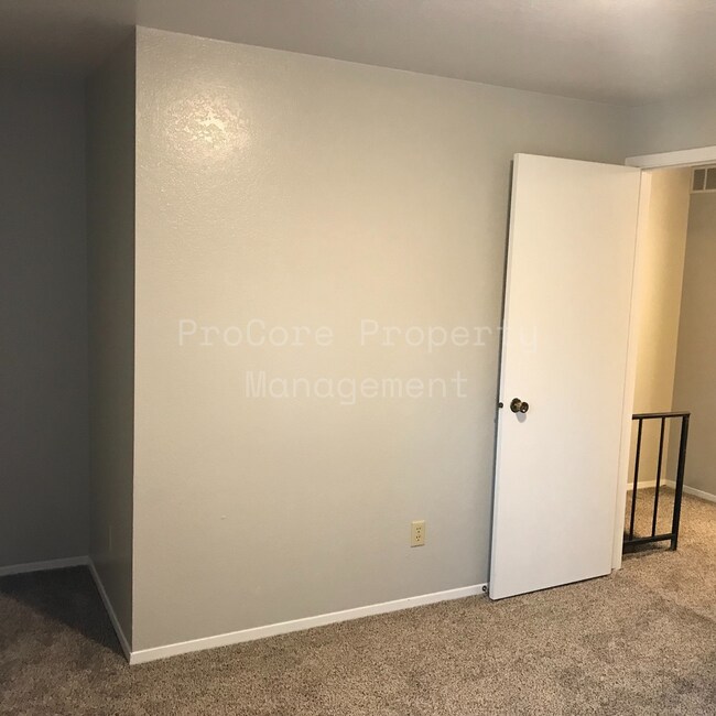 Foto del edificio - $1300...2Bed 1.5 Bath, Small Fenced in Covered Patio on Back, Storage
