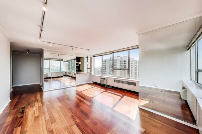 Foto del edificio - 70 W Burton Pl
