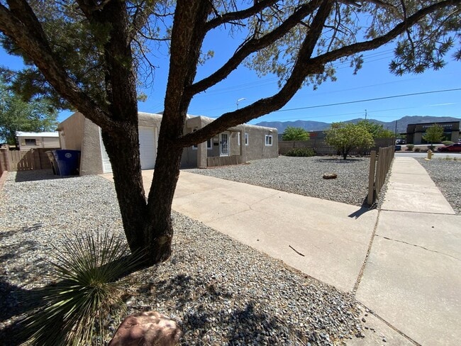 Building Photo - 3 Bedroom Single Story Home Available Near...