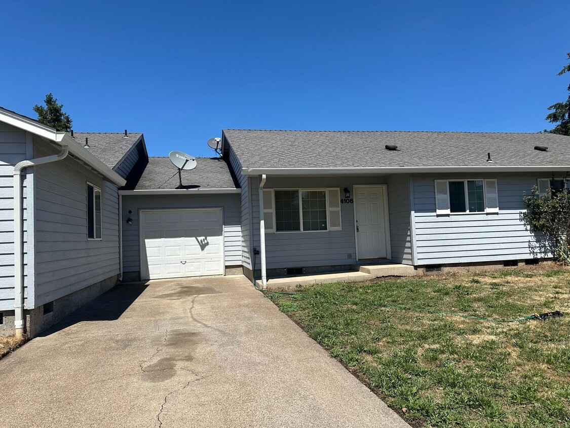 Foto principal - Updated 2 bedroom 2 bath triplex in Spring...