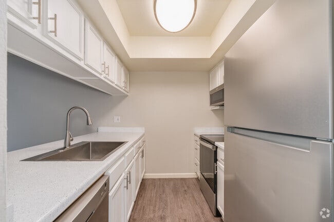 2BR, 2BA - 884SF - Kitchen - Ascent on Spence