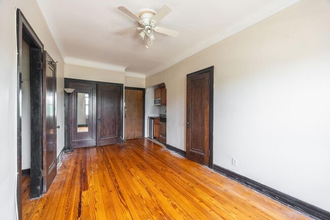 Building Photo - 948 W Cuyler Ave