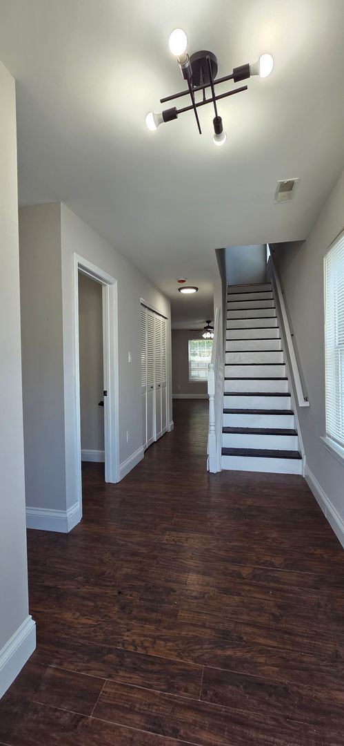 Foto del edificio - Charming 3-Bed Townhome in Sought-After Si...