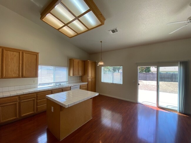 Building Photo - Spacious & Nice!