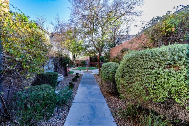 Foto del edificio - Beautiful 3 Bed South Summerlin Home With 1st Floor Bed and Bath