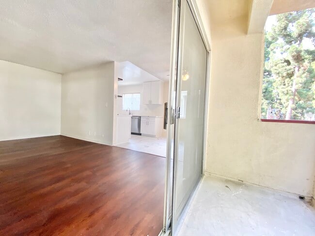Building Photo - 7010 Lanewood Ave Los Angeles, CA 90028