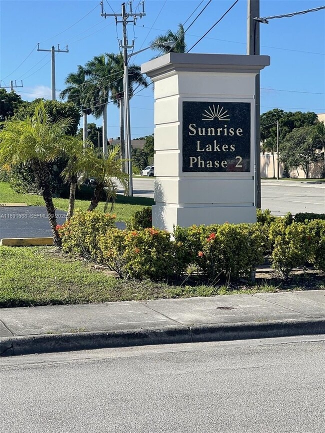 Foto del edificio - 8515 Sunrise Lakes Blvd