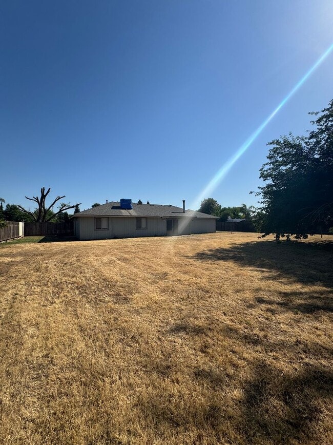 Building Photo - Charming 3 Bed, 2 Bath Home on a large late in  Madera Estates Rent