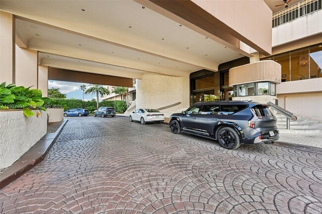 Building Photo - 1800 NE 114th St