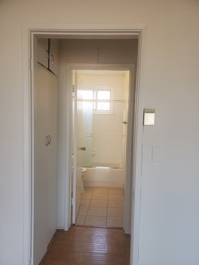 Foto del edificio - 1128 Raymond Ave