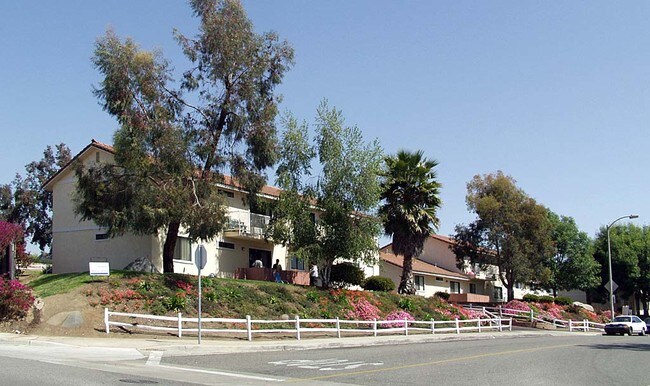 Vista al edificio ruta alternativa - East Crest Apartments