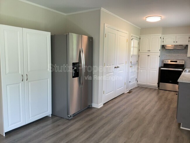 Foto del edificio - 2402 Wellington St