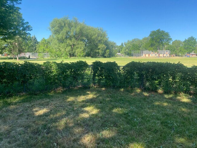 Building Photo - Newly remodeled, 2 bed, 1 bath! Backs up t...