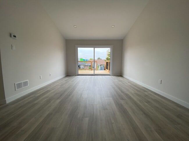 Building Photo - 11 Clara Cres