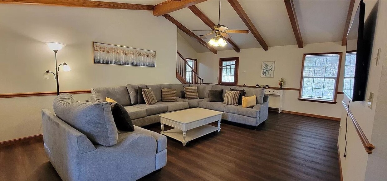 Building Photo - Gorgeous private home with lovely views!