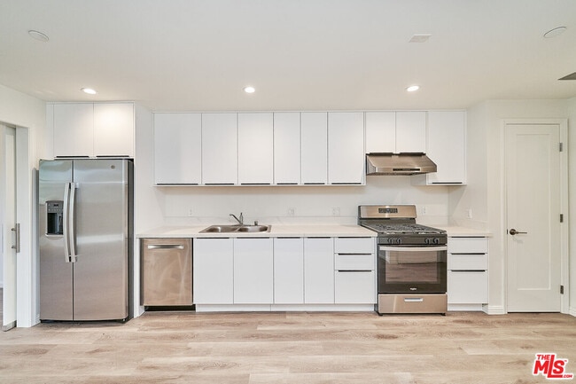Building Photo - 951 S Wilton Pl