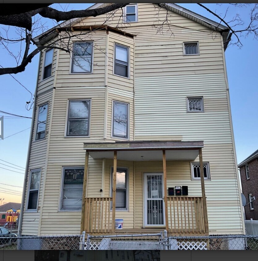 Primary Photo - Gold Street Apartments