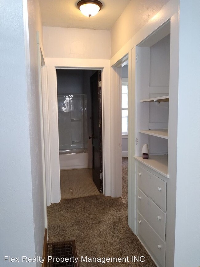 Building Photo - 3843 Hazelhurst Ave
