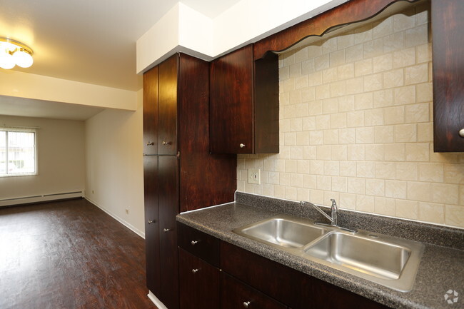 1BR, 1BA -685SF - Kitchen - Briarwood Apartments