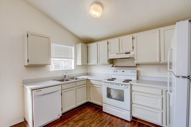 Building Photo - Beautiful home in School District 20!!
