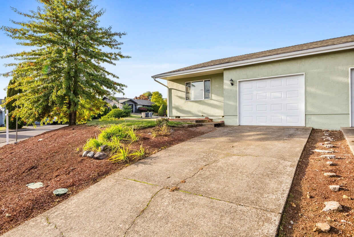Primary Photo - 524 NE Dallas Dr