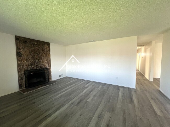 Foto del edificio - Spacious 4bd/2ba House with 2 Car Garage